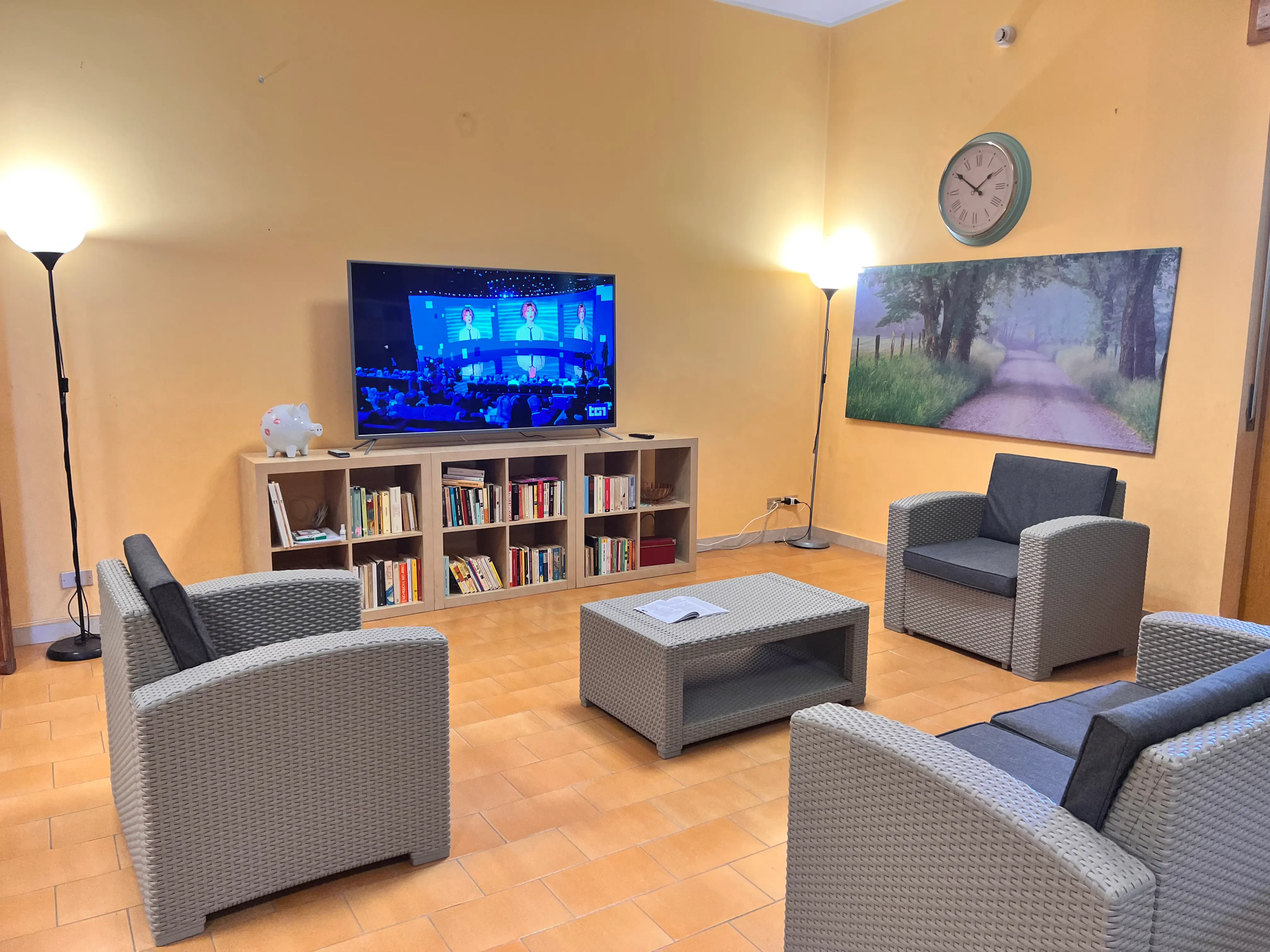 Salone luminoso e accogliente della Residenza Benissimo a Casale Monferrato
