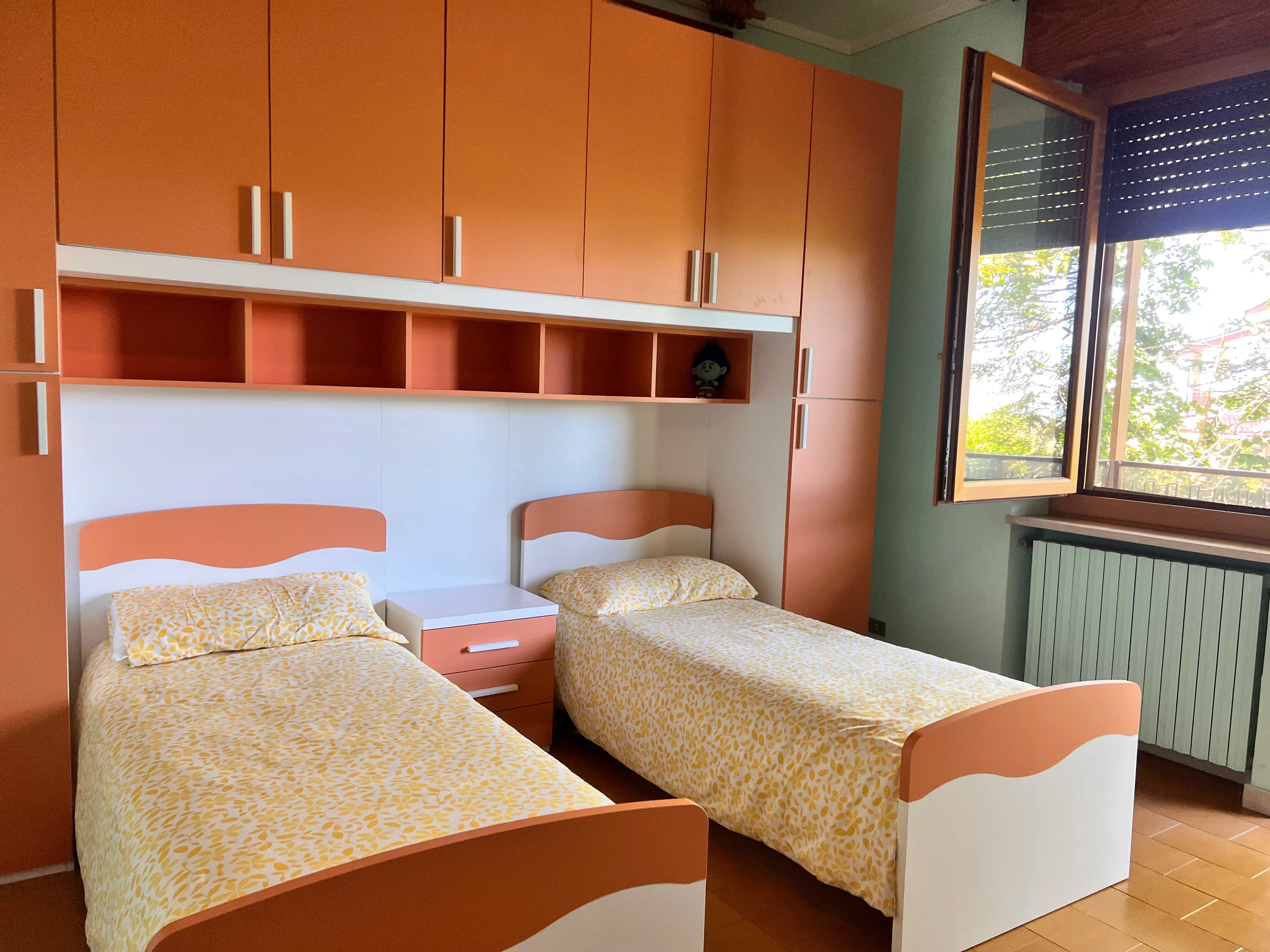 Camera confortevole e luminosa per gli ospiti della casa famiglia Benissimo a Casale Monferrato